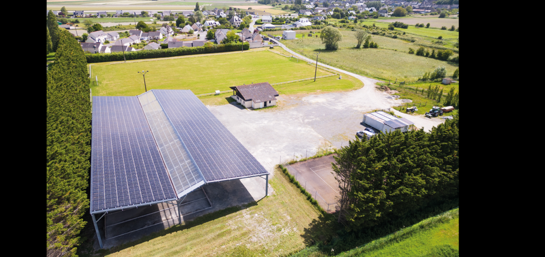  Le boulodrome couvert d'ombrières photovoltaïques de Saint-Broladre (35), un investissement BreizhEnergie   © Thomas Crabot