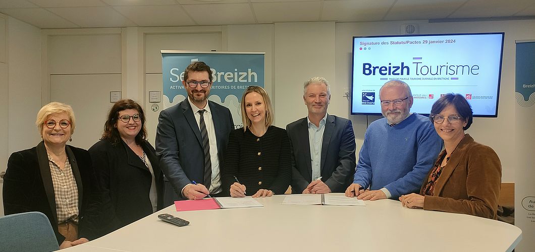 de gauche à droite : Anne Gallo, Jeanne Vergne BdT, Stéphane Lafargue BdT, Carine Bourras CM Arkéa, Guillaume Dieuset DG SemBreizh, Guy du Boisbaudry CEBPL, Laurence Fortin